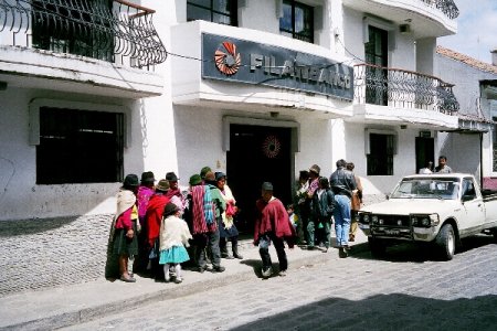 latcugna-attente devant la banque